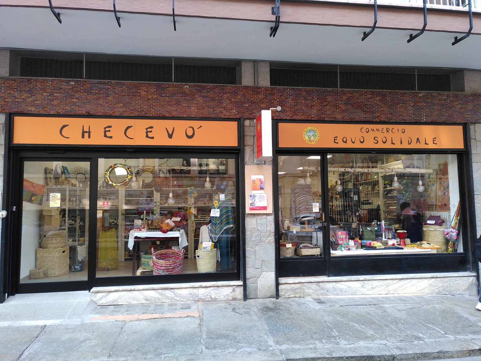 La vetrina della bottega Checevò di Cuneo